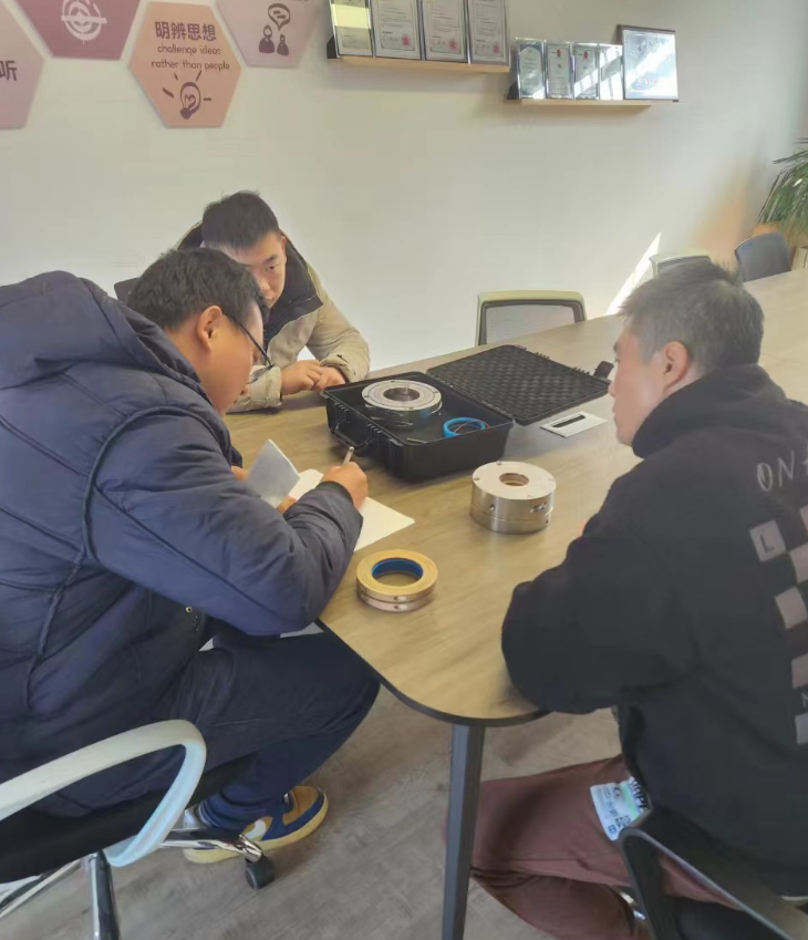 混合機(jī)客戶邀約上門，對旋轉(zhuǎn)軸封進(jìn)行技術(shù)交流
